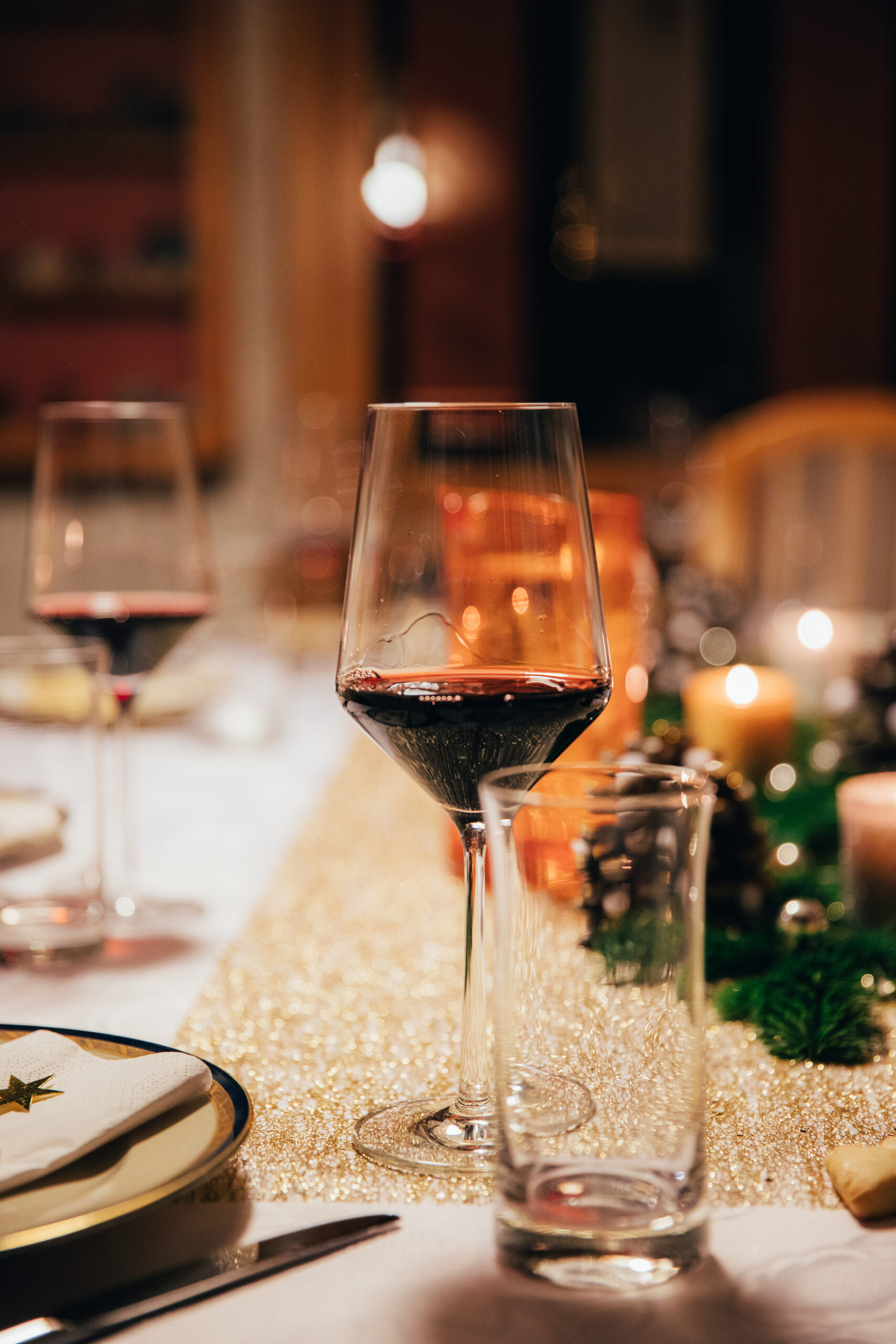 Een goed glas rode wijn tijdens een wijnproeverij aan huis